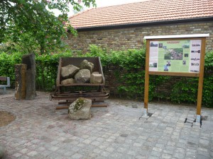 Dorfplatz mit Schautafel zur Arzdorfer Geschichte und seinen Steinbrüchen