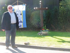 Peter Linke erläutert die Zielsetzung für den Namen Friedenskreuz