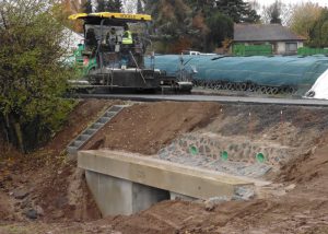 Die Böschung ist befestigt, die Rohre mit Wasserbausteinen gesichert. An beiden Seiten gibt es eine Treppe